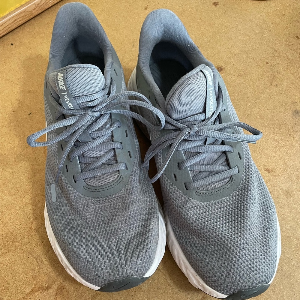 Men’s 10.5w Nike Revolutions Grey Athletic shoe